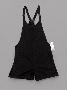 Brand new with tags! 🖤
A Pea in the Pod black maternity overall romper/shortalls